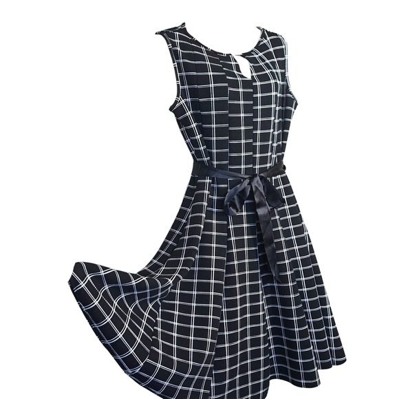 Haani Dresses & Skirts - Haani Black & White Sleeveless Dress with Belt Size PL Windowpane Plaid Pullover